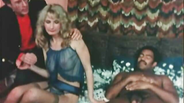 Perawan bokep indo xxxi Jerman meniduri pelacur silikon untuk mabuk di payudaranya.